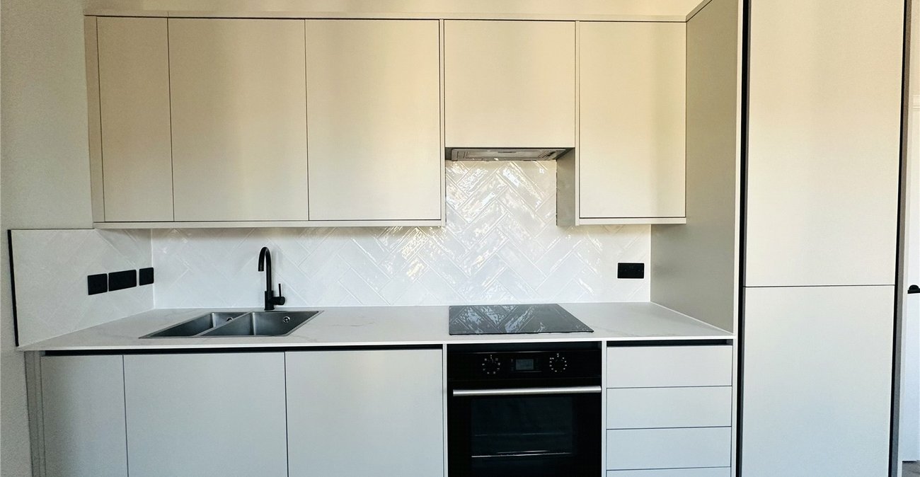 2 bedroom property for sale in London | Robinson Jackson