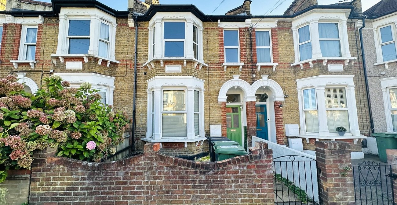2 bedroom property for sale in London | Robinson Jackson