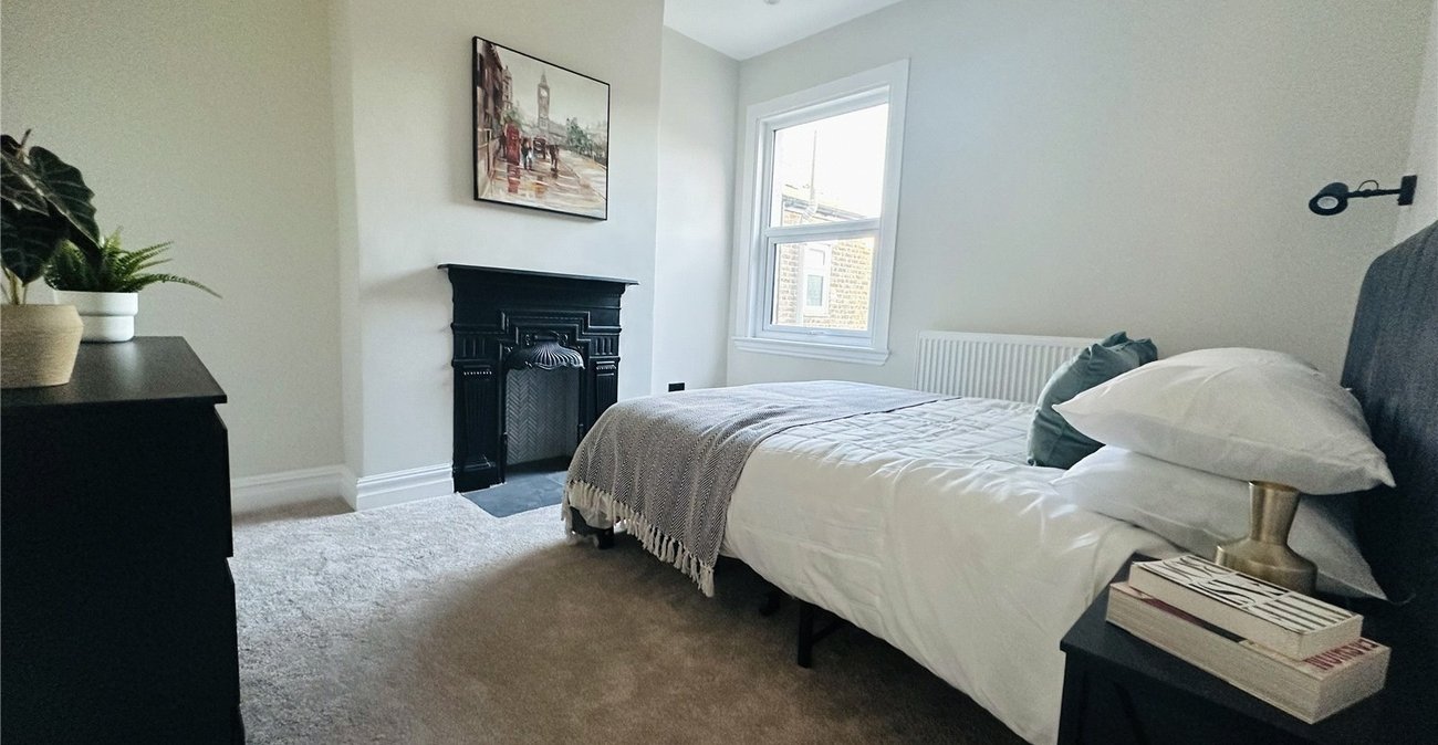 2 bedroom property for sale in London | Robinson Jackson