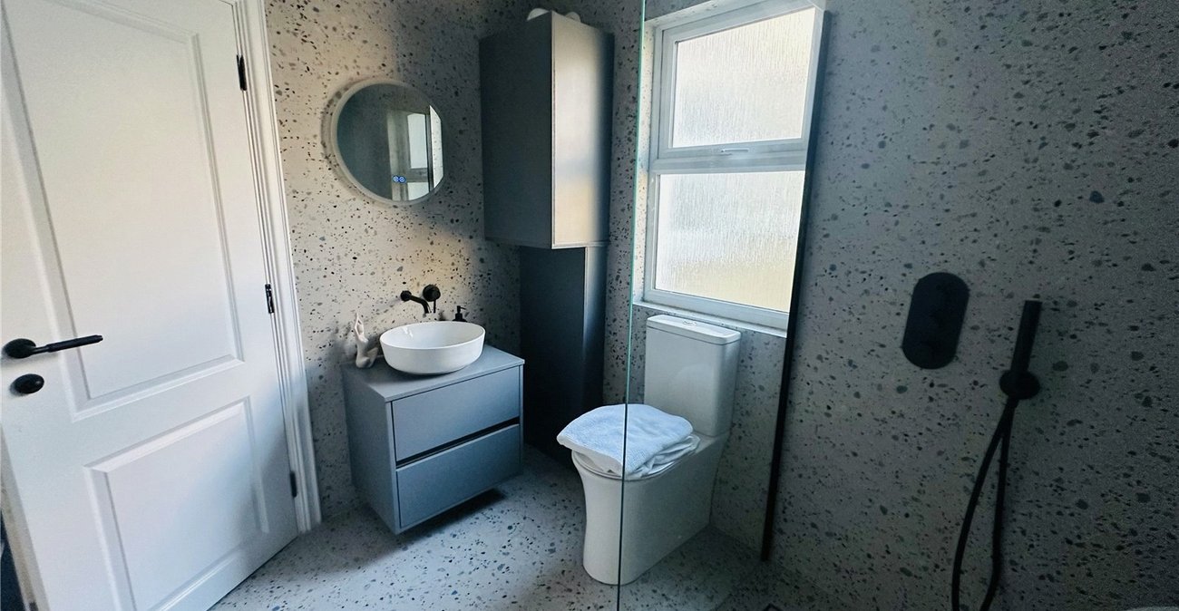 2 bedroom property for sale in London | Robinson Jackson