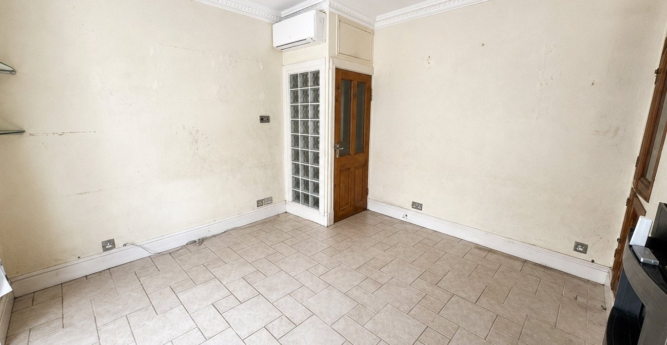 2 bedroom property for sale in London | Robinson Jackson
