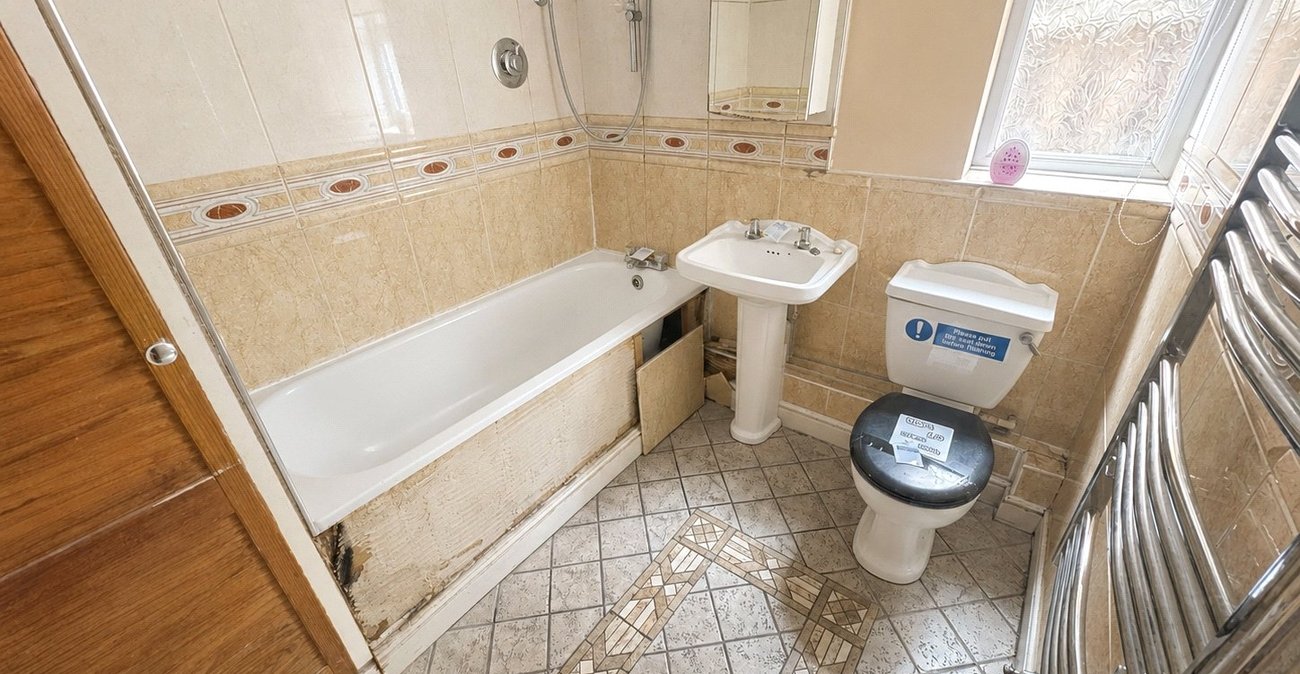 2 bedroom property for sale in London | Robinson Jackson