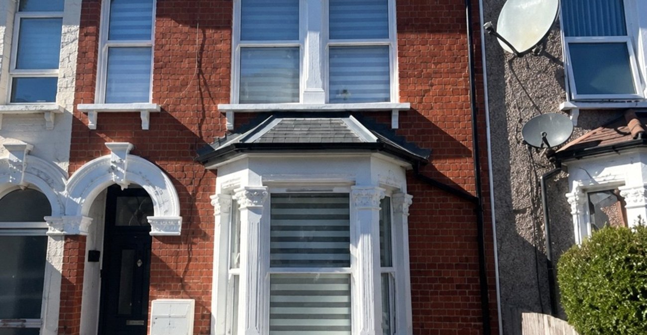 2 bedroom property for sale in London | Robinson Jackson