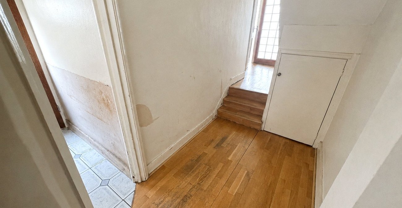 2 bedroom property for sale in London | Robinson Jackson