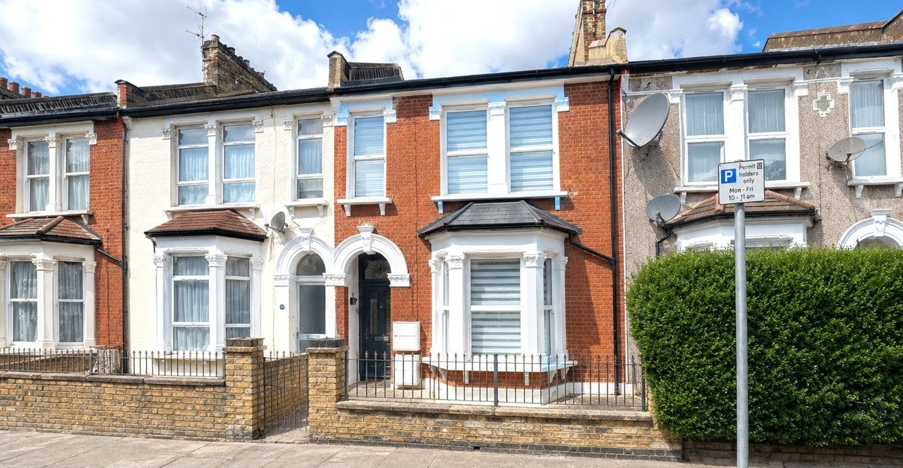 2 bedroom property for sale in London | Robinson Jackson