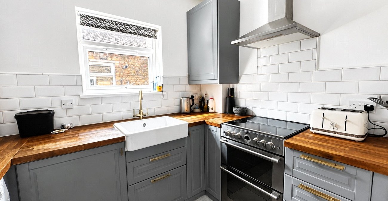 2 bedroom property for sale in London | Robinson Jackson