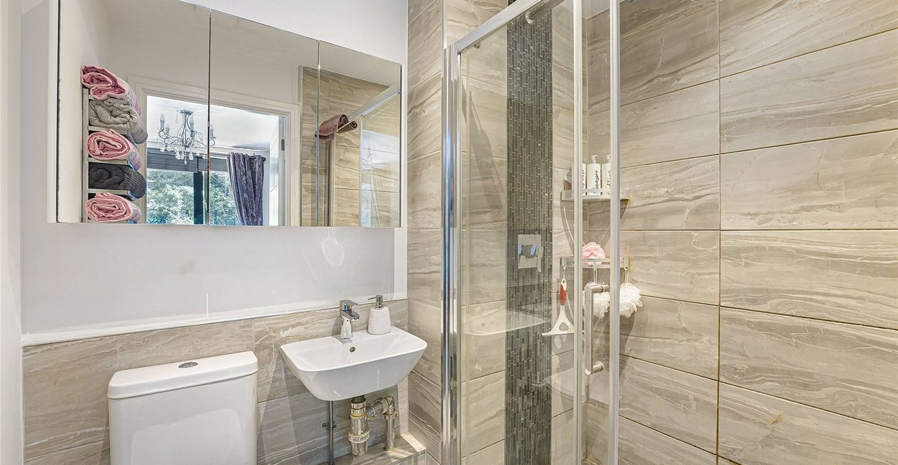 2 bedroom property for sale in Greenhithe | Robinson Jackson