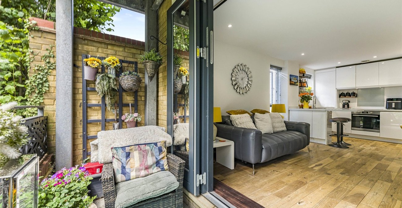 2 bedroom property for sale in Greenhithe | Robinson Jackson