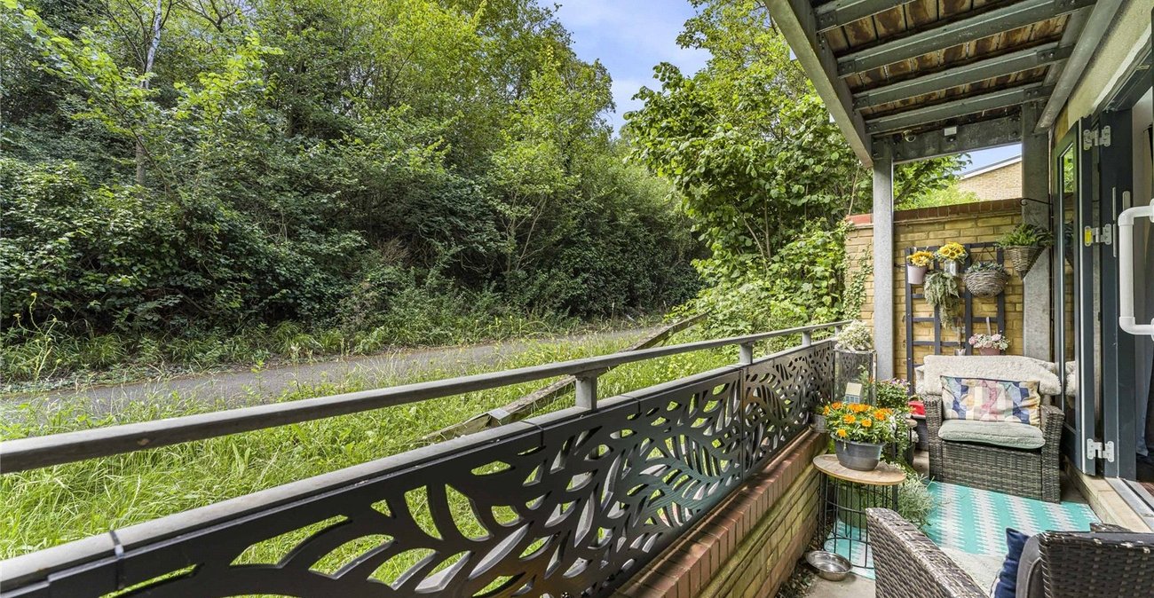 2 bedroom property for sale in Greenhithe | Robinson Jackson
