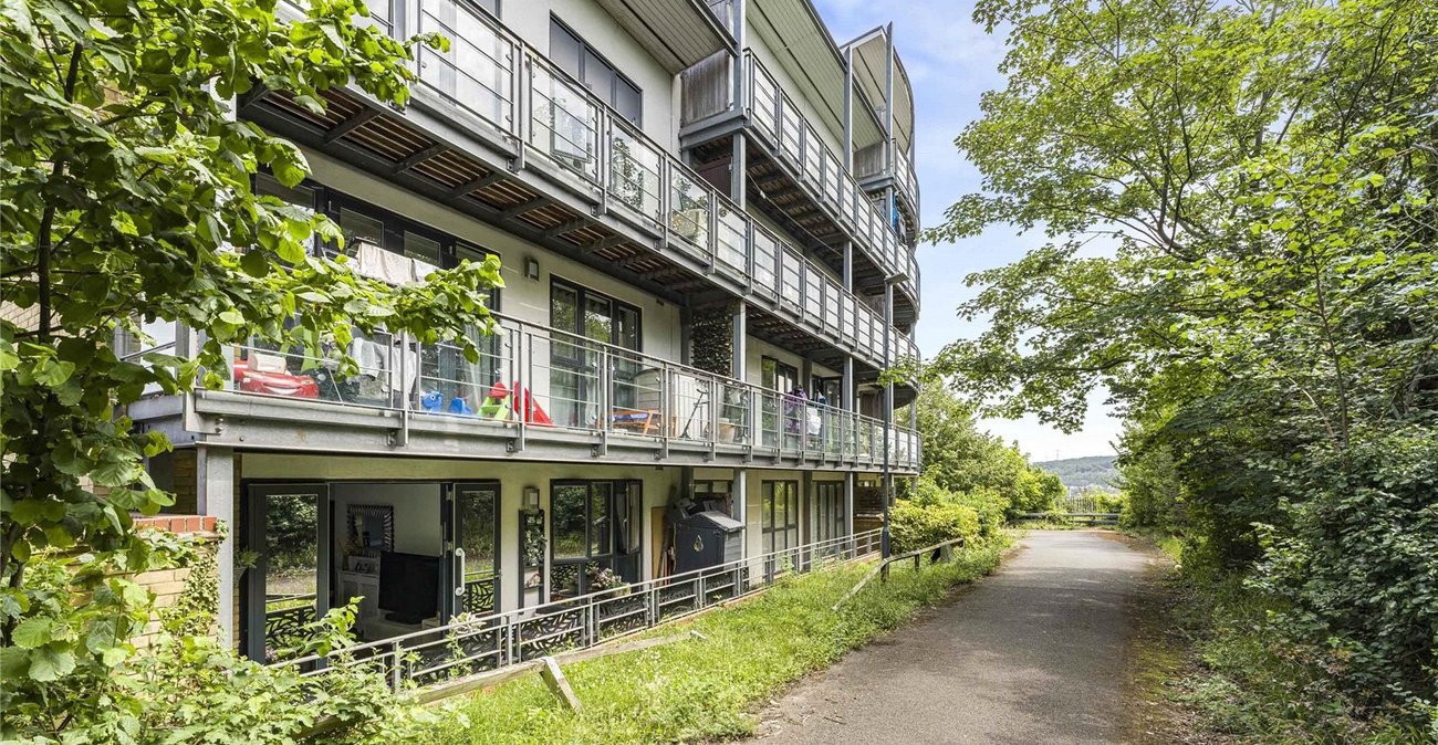 2 bedroom property for sale in Greenhithe | Robinson Jackson