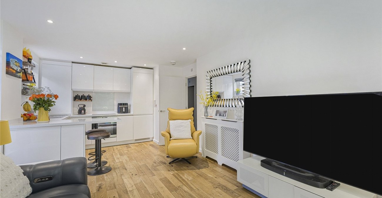 2 bedroom property for sale in Greenhithe | Robinson Jackson