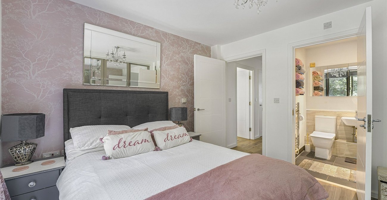 2 bedroom property for sale in Greenhithe | Robinson Jackson