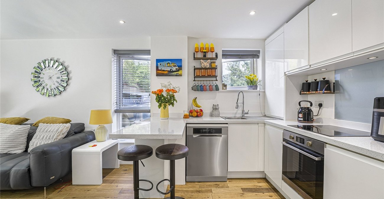 2 bedroom property for sale in Greenhithe | Robinson Jackson