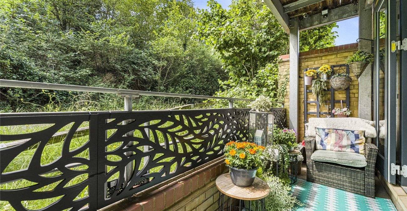 2 bedroom property for sale in Greenhithe | Robinson Jackson