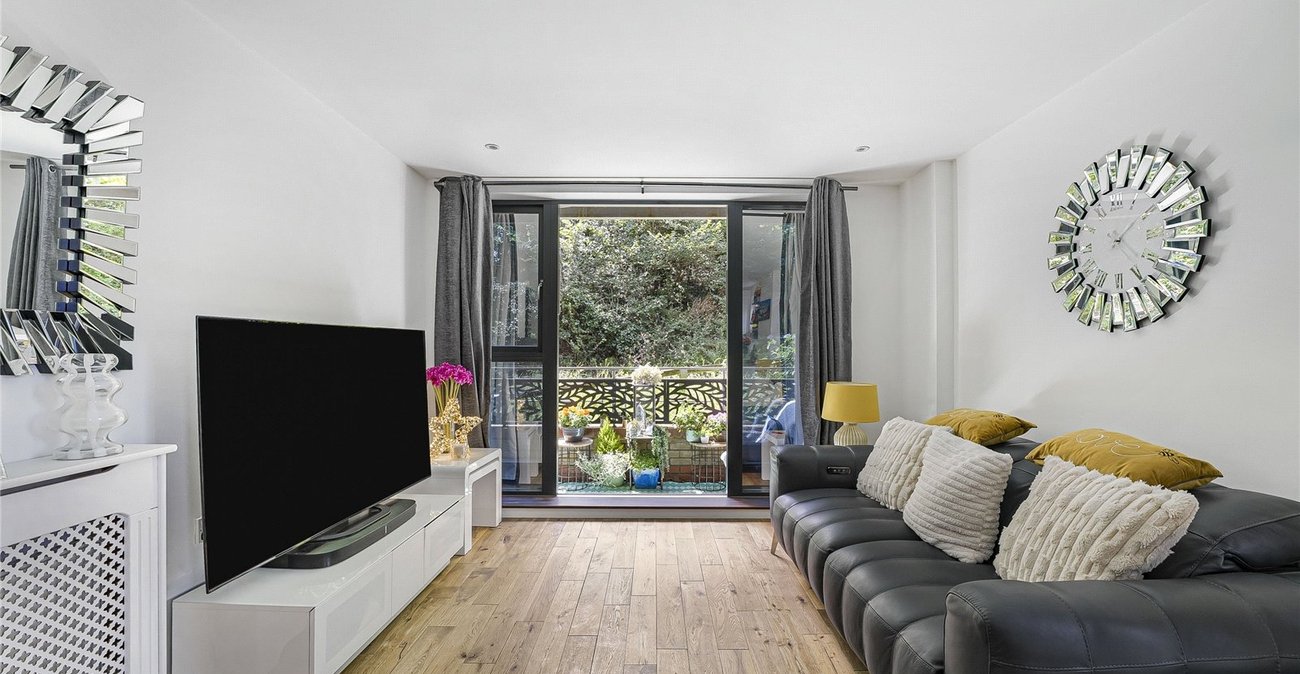 2 bedroom property for sale in Greenhithe | Robinson Jackson