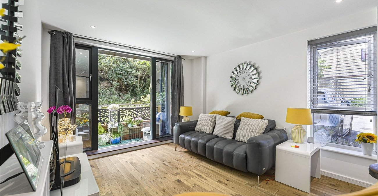 2 bedroom property for sale in Greenhithe | Robinson Jackson