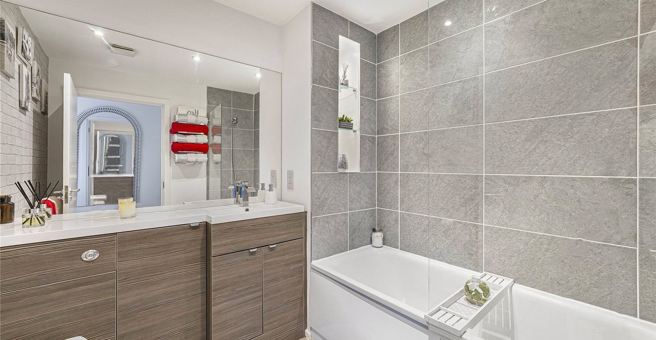 2 bedroom property for sale in Greenhithe | Robinson Jackson