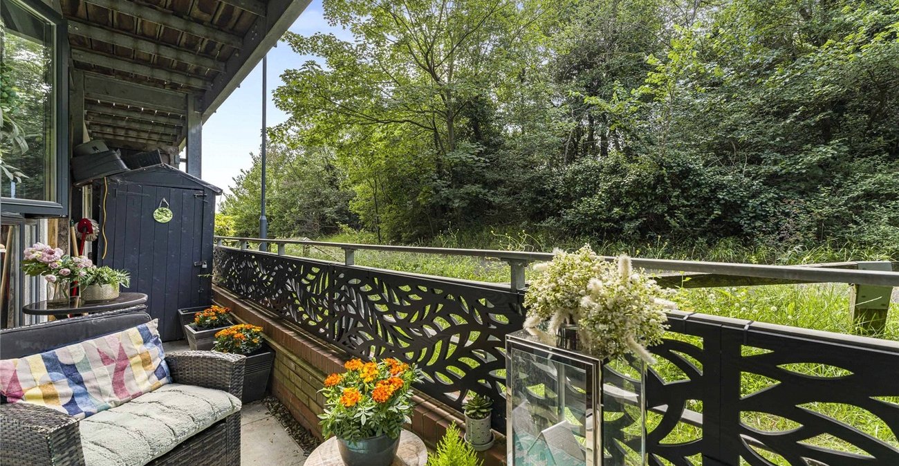 2 bedroom property for sale in Greenhithe | Robinson Jackson