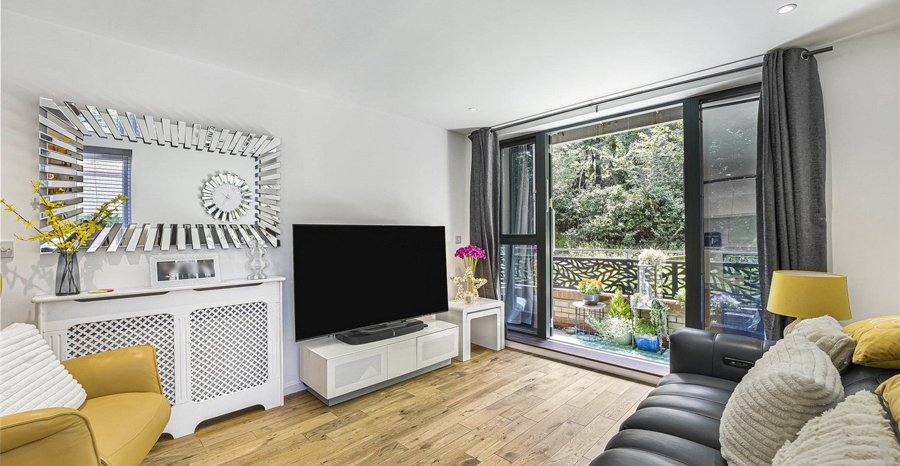 2 bedroom property for sale in Greenhithe | Robinson Jackson