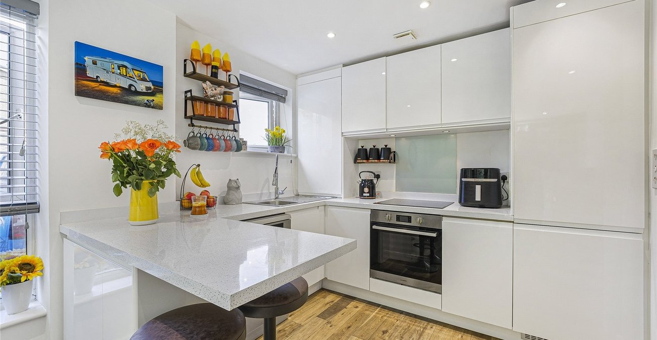 2 bedroom property for sale in Greenhithe | Robinson Jackson