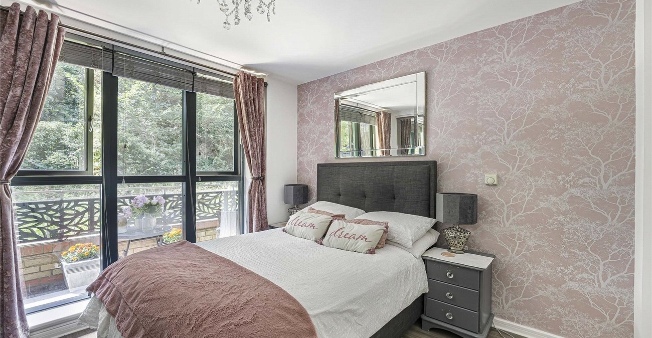 2 bedroom property for sale in Greenhithe | Robinson Jackson
