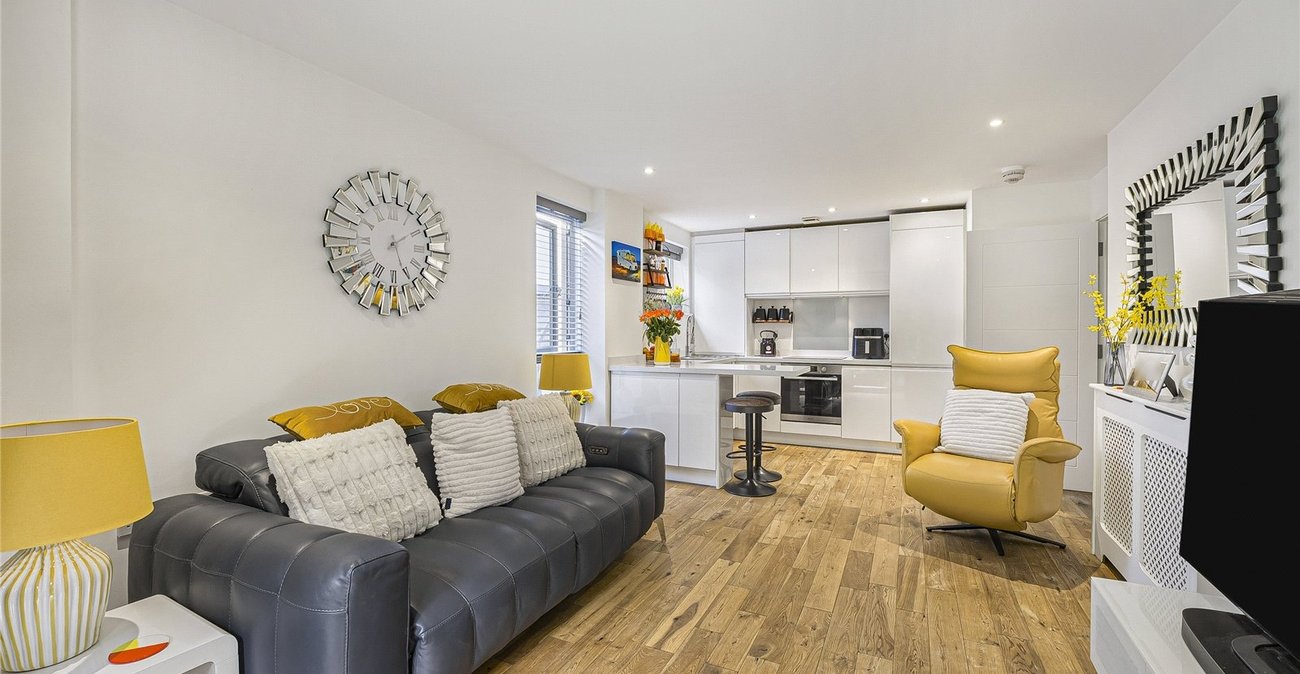 2 bedroom property for sale in Greenhithe | Robinson Jackson