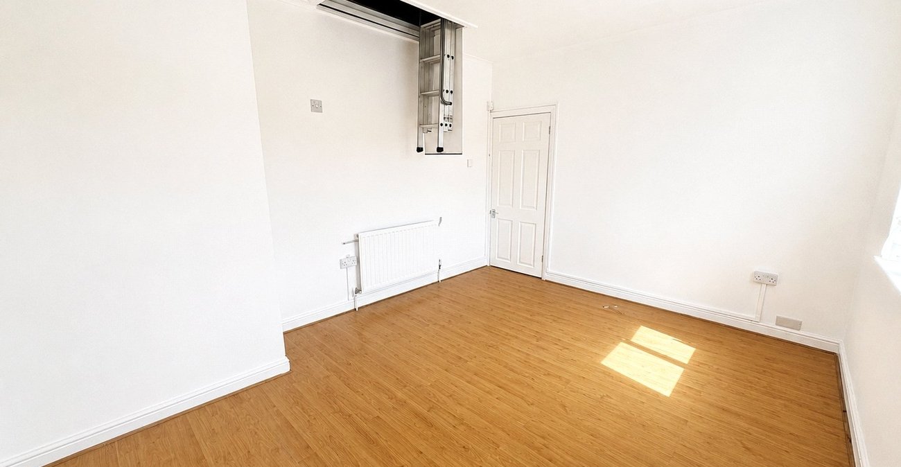3 bedroom house for sale in London | Robinson Jackson