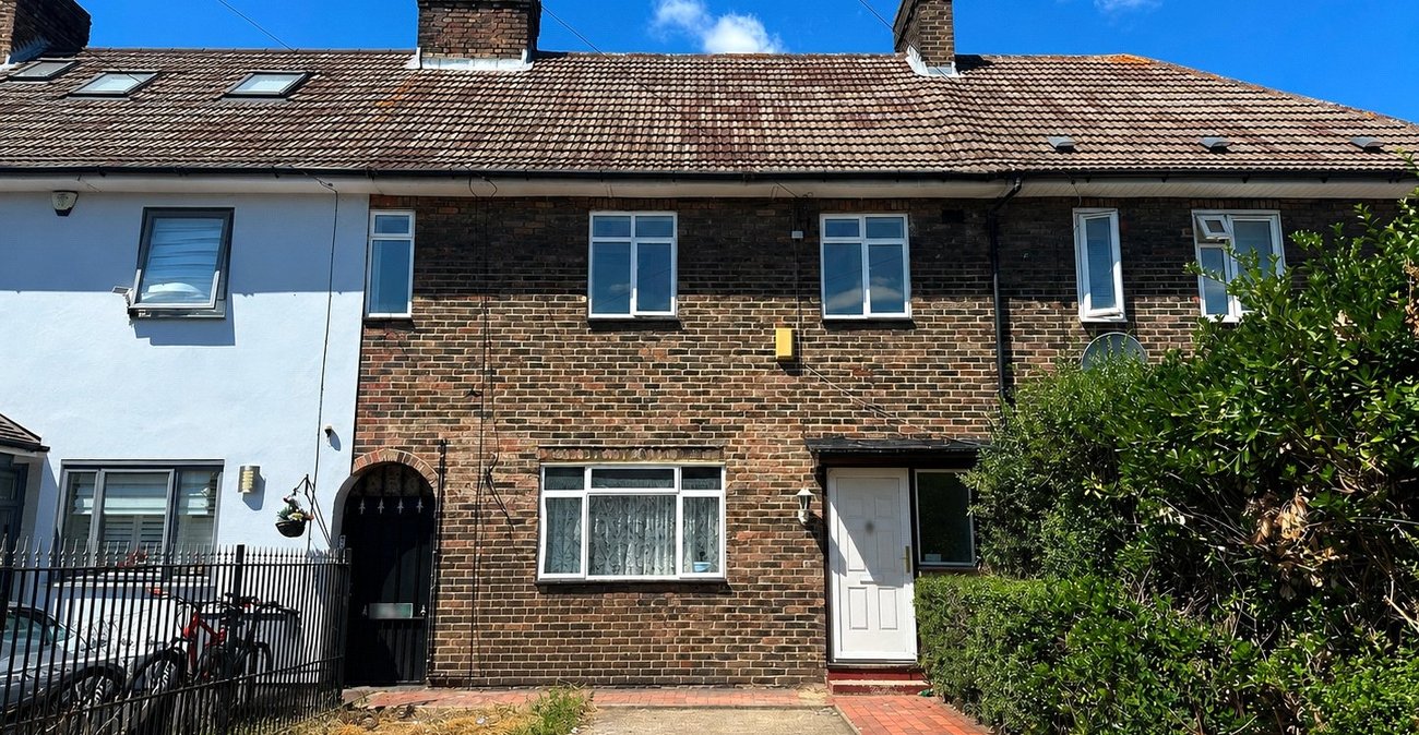 3 bedroom house for sale in London | Robinson Jackson
