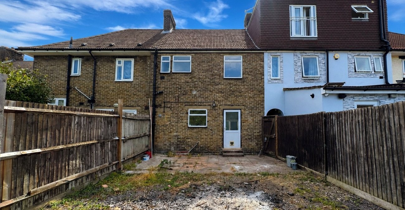 3 bedroom house for sale in London | Robinson Jackson