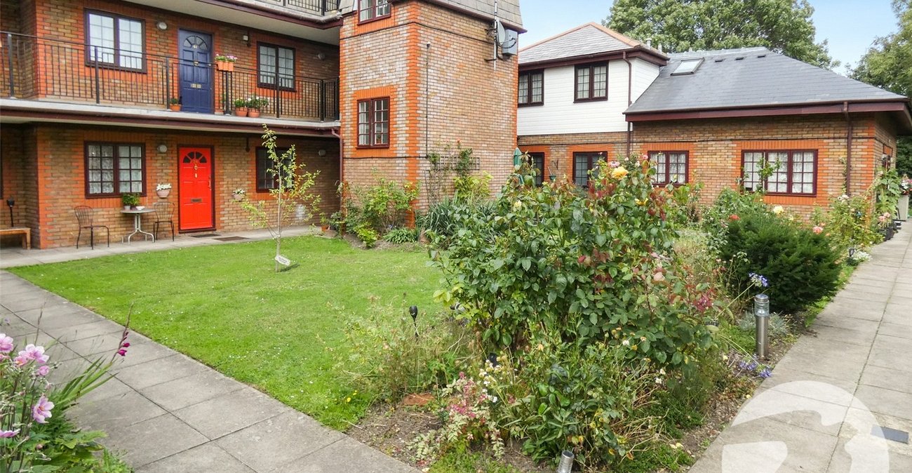 2 bedroom property for sale in London | Robinson Jackson