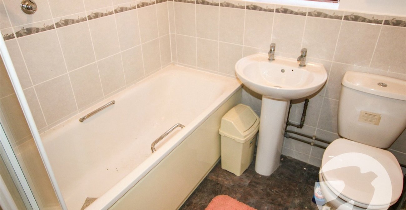 2 bedroom property for sale in London | Robinson Jackson