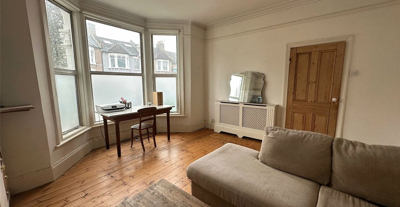 3 bedroom house for sale in London | Robinson Jackson