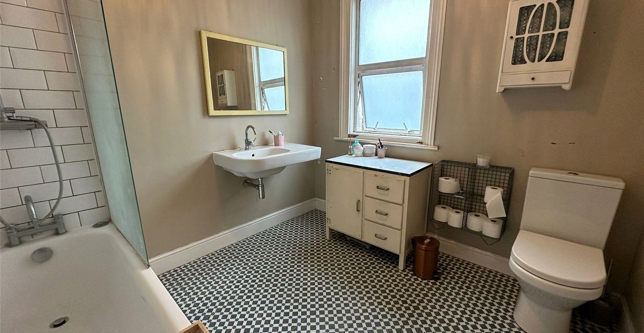 3 bedroom house for sale in London | Robinson Jackson