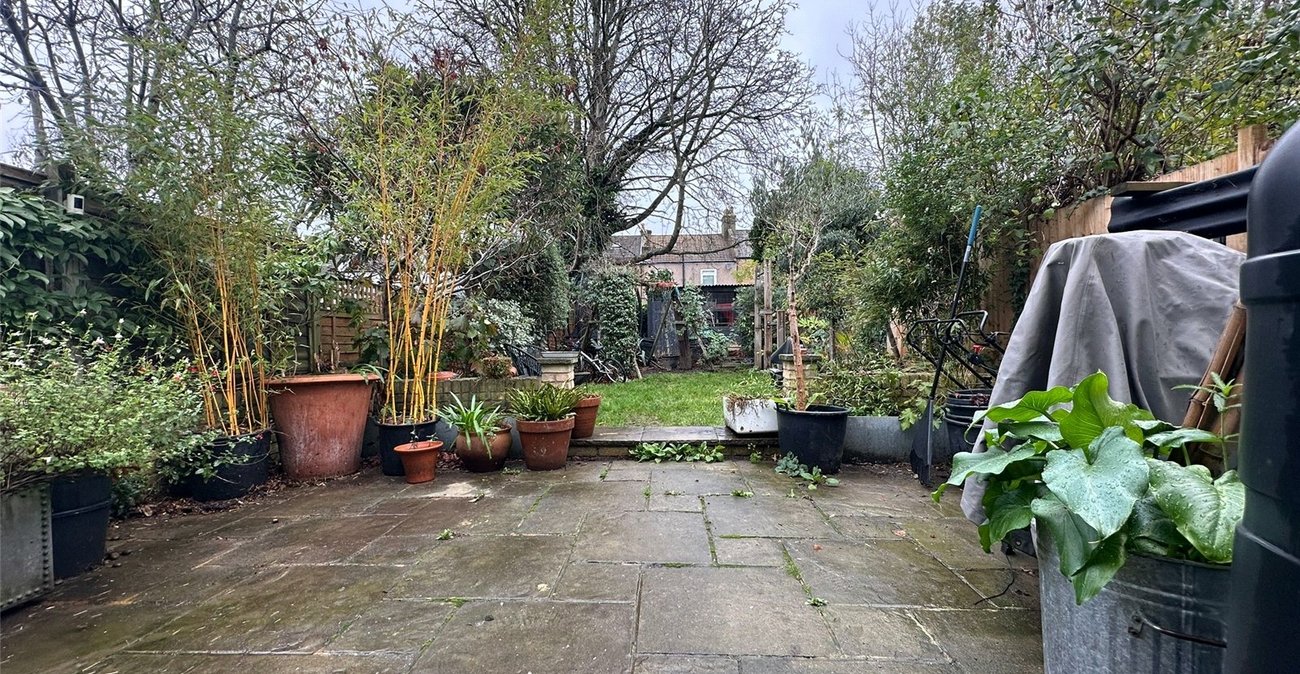 3 bedroom house for sale in London | Robinson Jackson