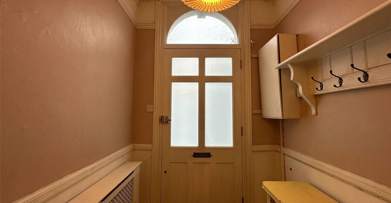 3 bedroom house for sale in London | Robinson Jackson