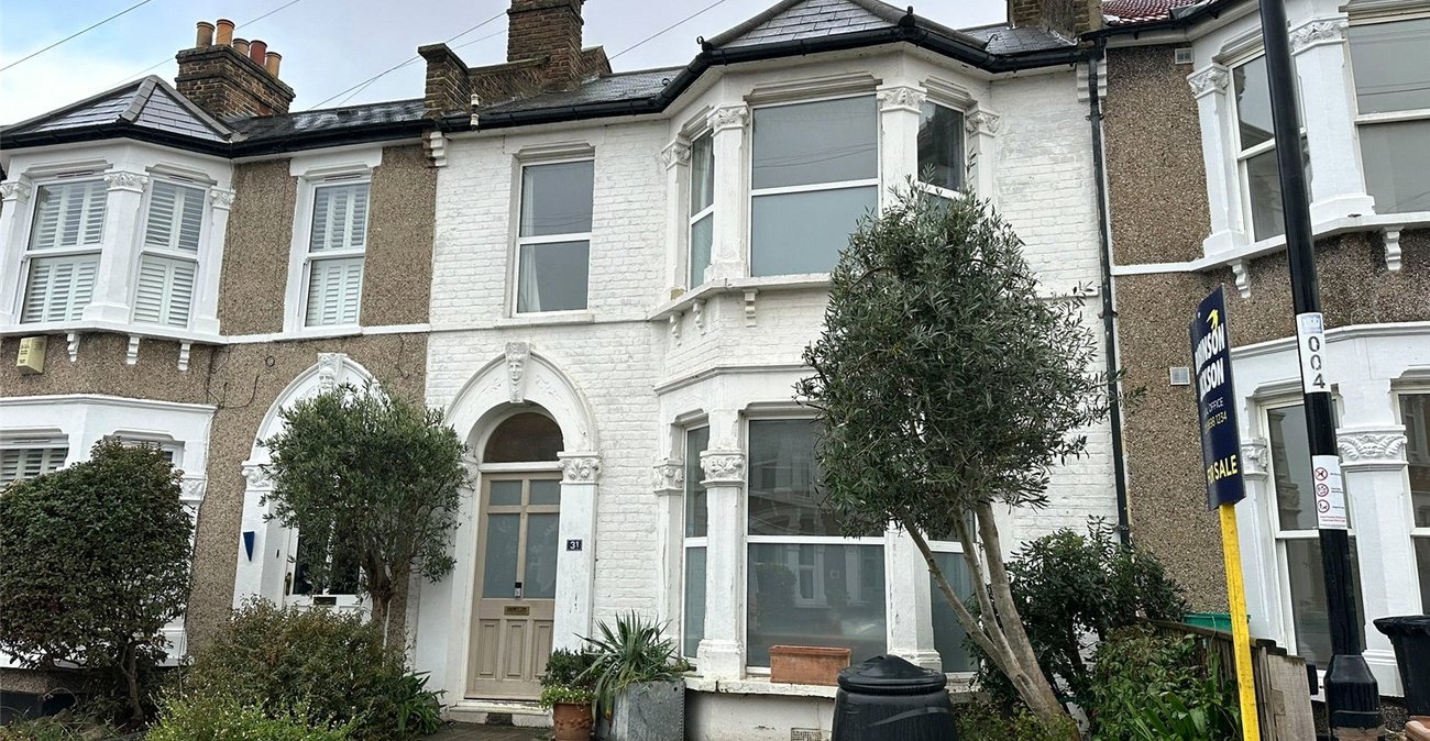 3 bedroom house for sale in London | Robinson Jackson