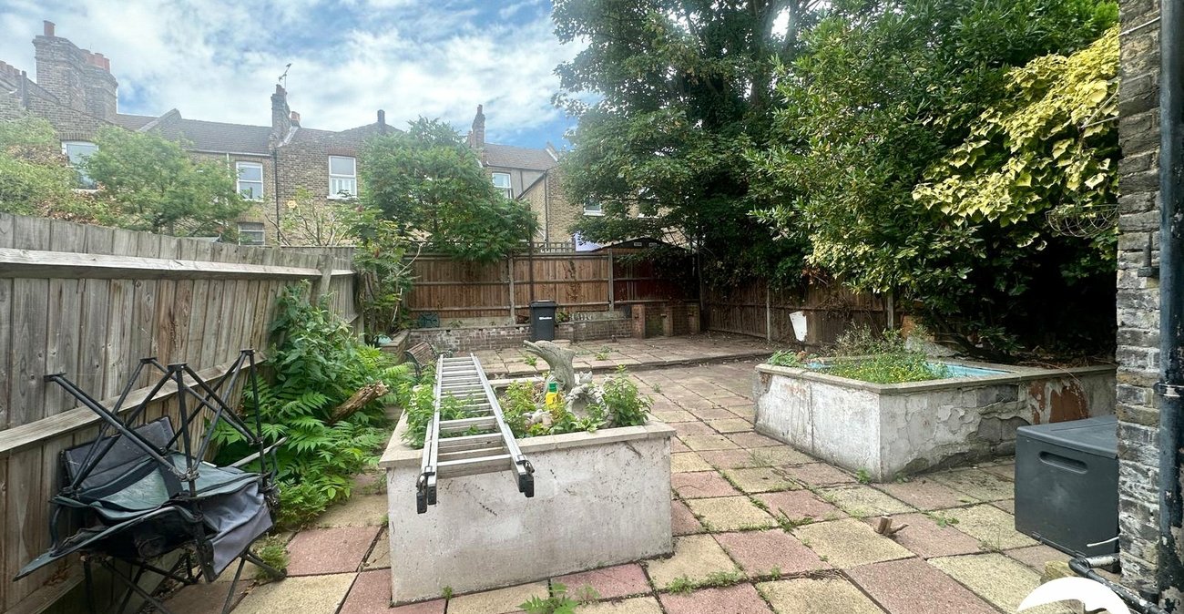 3 bedroom house for sale in London | Robinson Jackson
