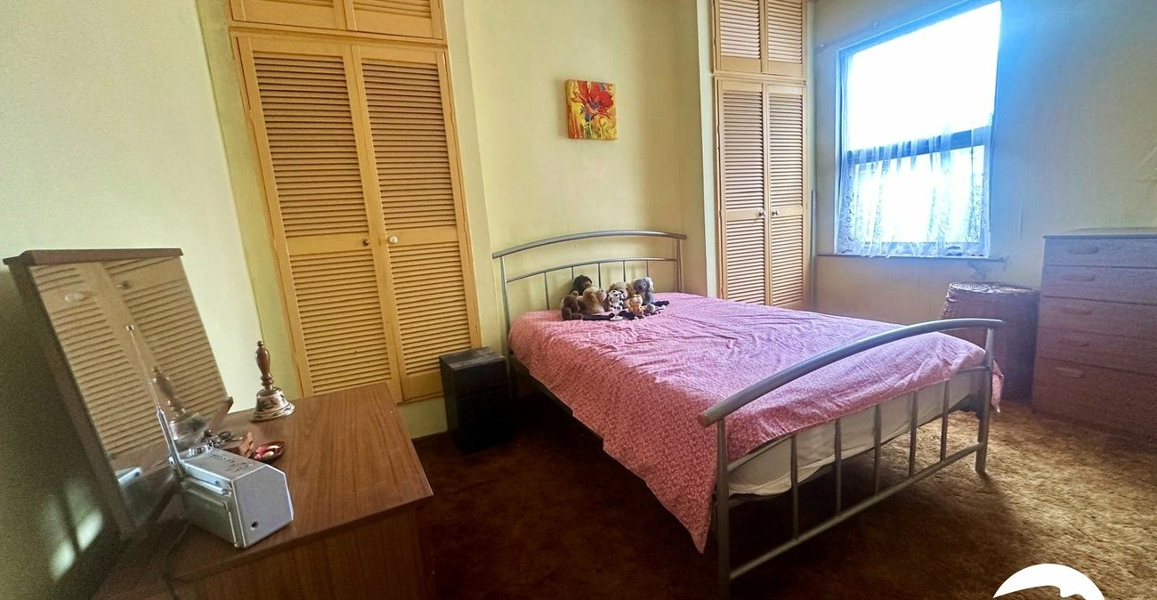 3 bedroom house for sale in London | Robinson Jackson