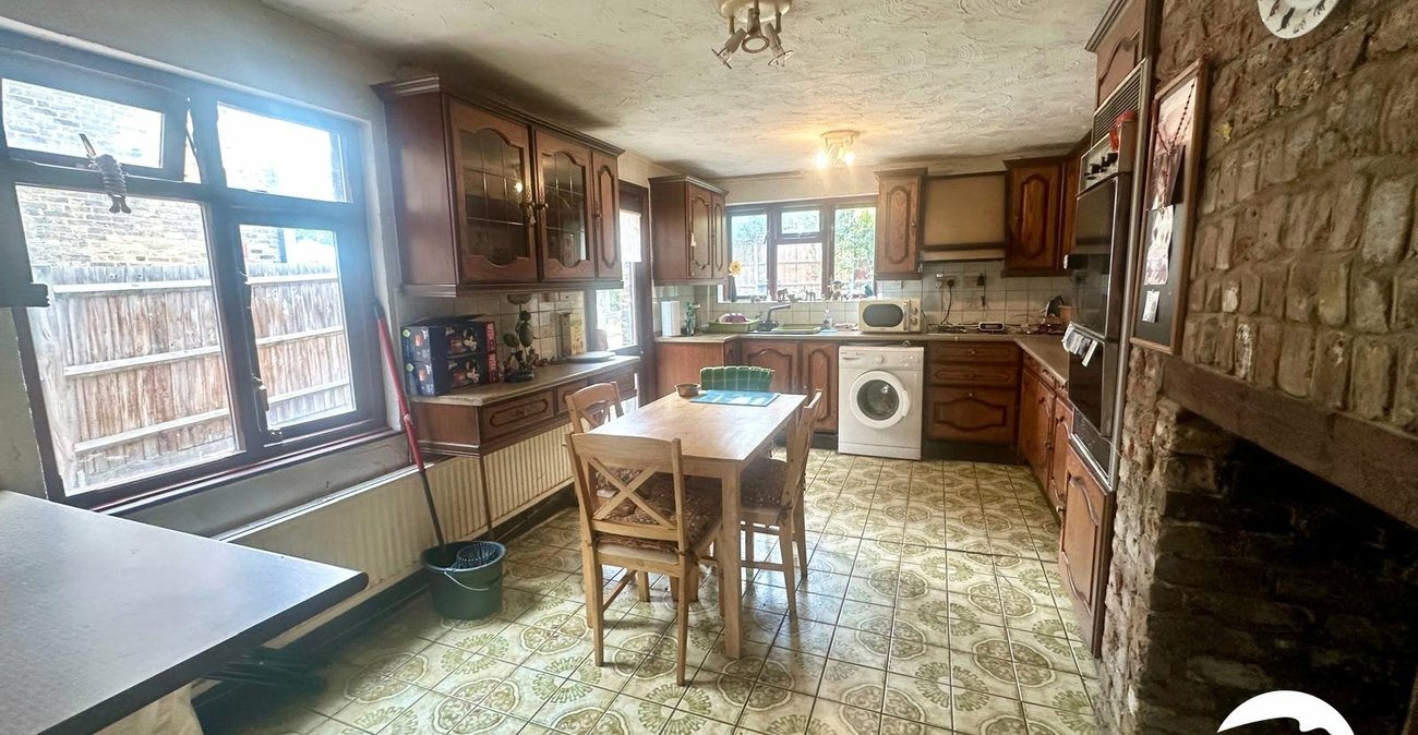 3 bedroom house for sale in London | Robinson Jackson