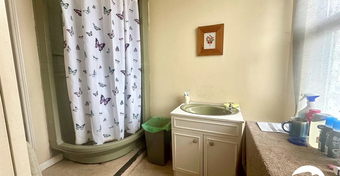 3 bedroom house for sale in London | Robinson Jackson