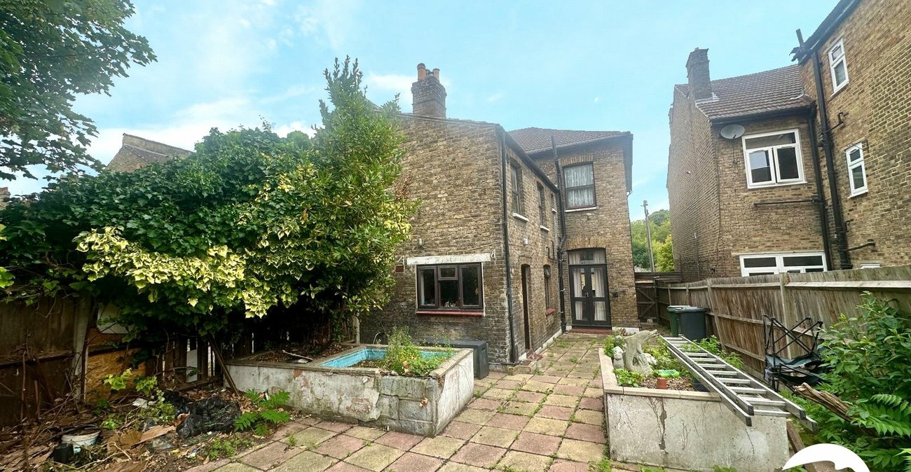3 bedroom house for sale in London | Robinson Jackson