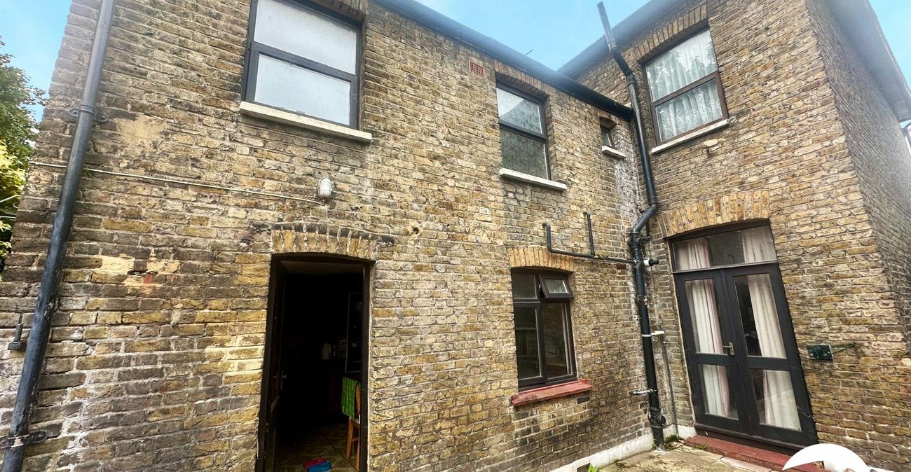 3 bedroom house for sale in London | Robinson Jackson