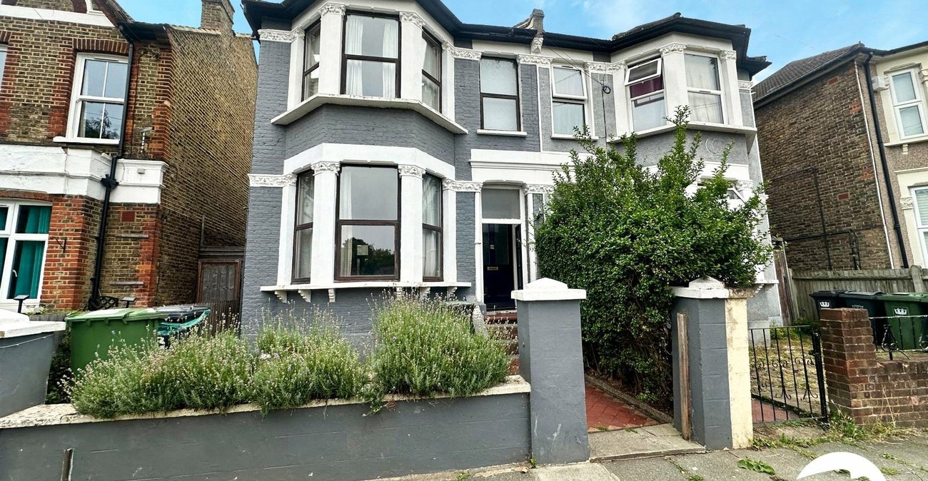 3 bedroom house for sale in London | Robinson Jackson