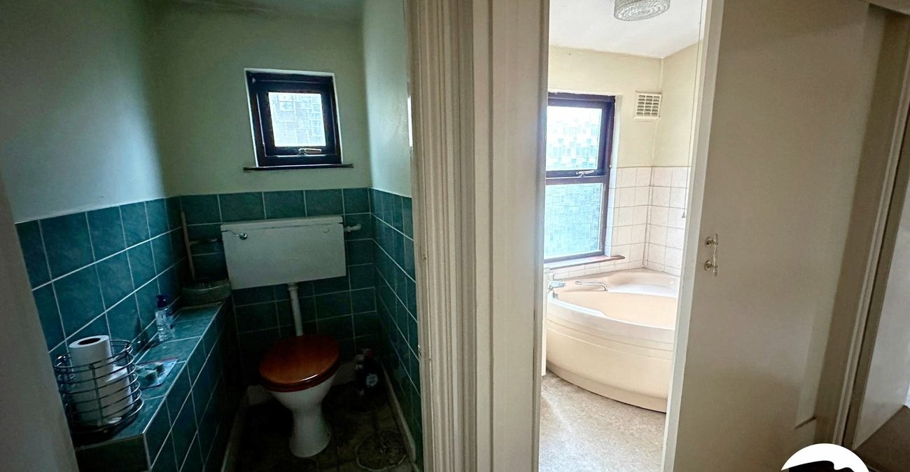 3 bedroom house for sale in London | Robinson Jackson