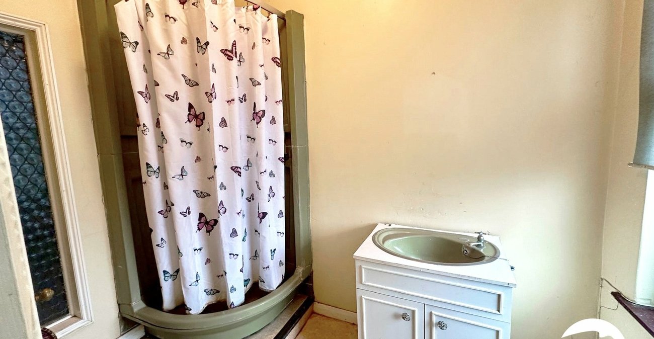 3 bedroom house for sale in London | Robinson Jackson