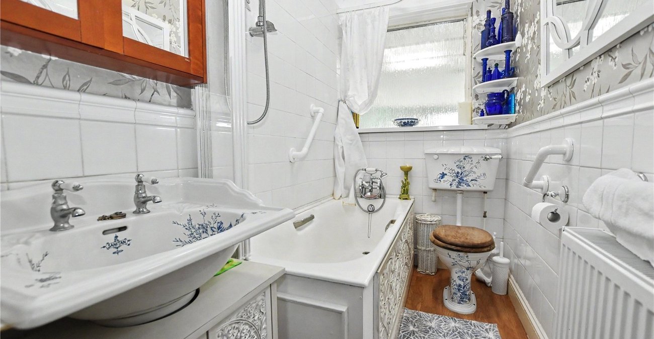 2 bedroom bungalow for sale in Bexleyheath | Robinson Jackson