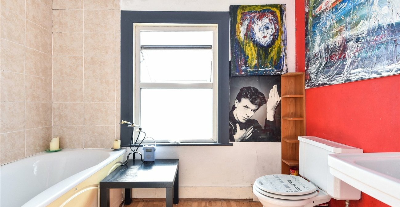 3 bedroom property for sale in London | Robinson Jackson