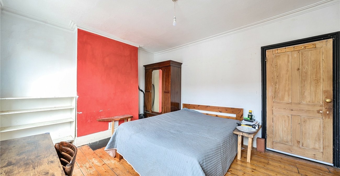 3 bedroom property for sale in London | Robinson Jackson