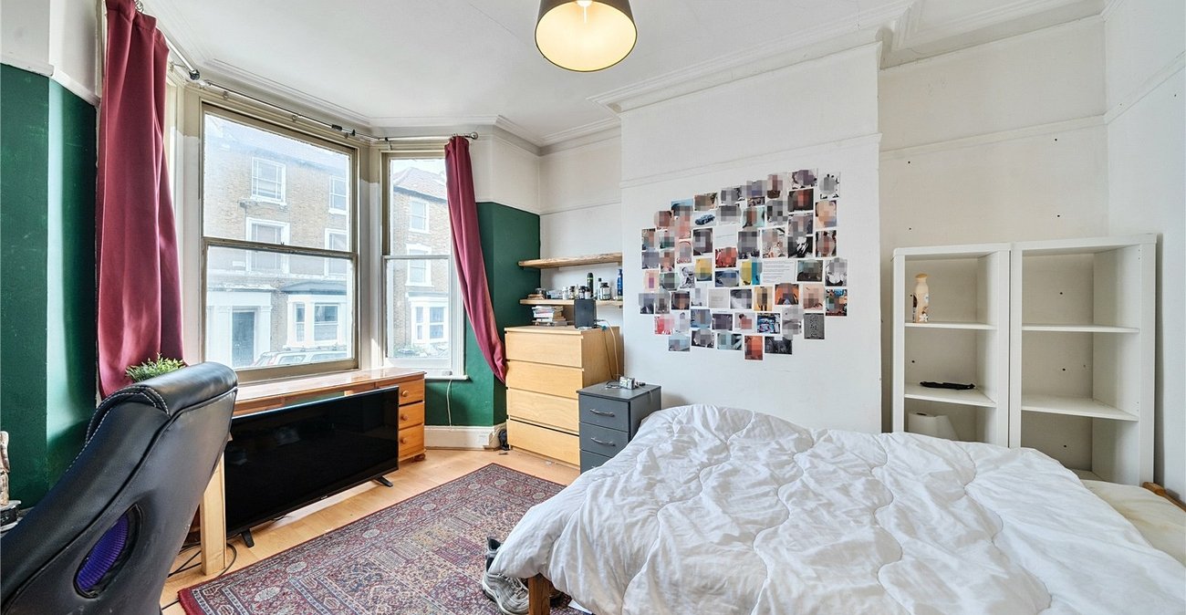 3 bedroom property for sale in London | Robinson Jackson