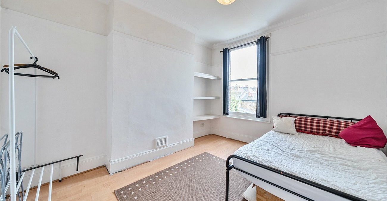 3 bedroom property for sale in London | Robinson Jackson